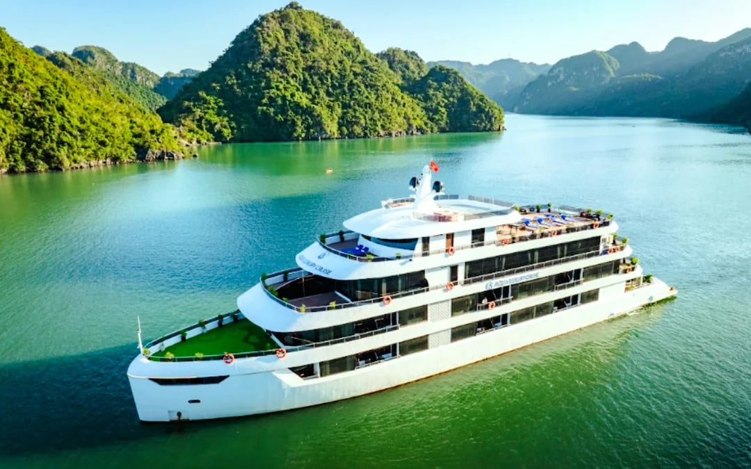 Ha Long & Lan Ha Bay 6-Star Luxury Overnight Cruise with Dark & Bright Cave Image 3