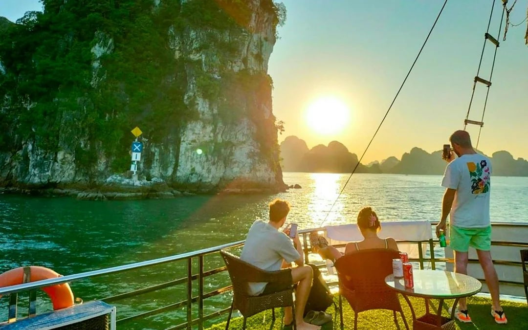 Ha Long Bay: 3-Star Day Cruise with Local Buffet Image 12