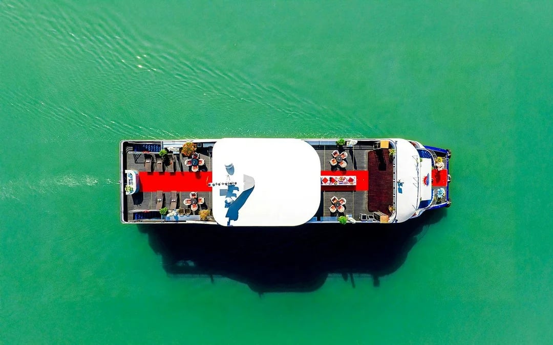 Ha Long Bay: 4-Star Day Cruise with Sundeck and Buffet Lunch Image 3
