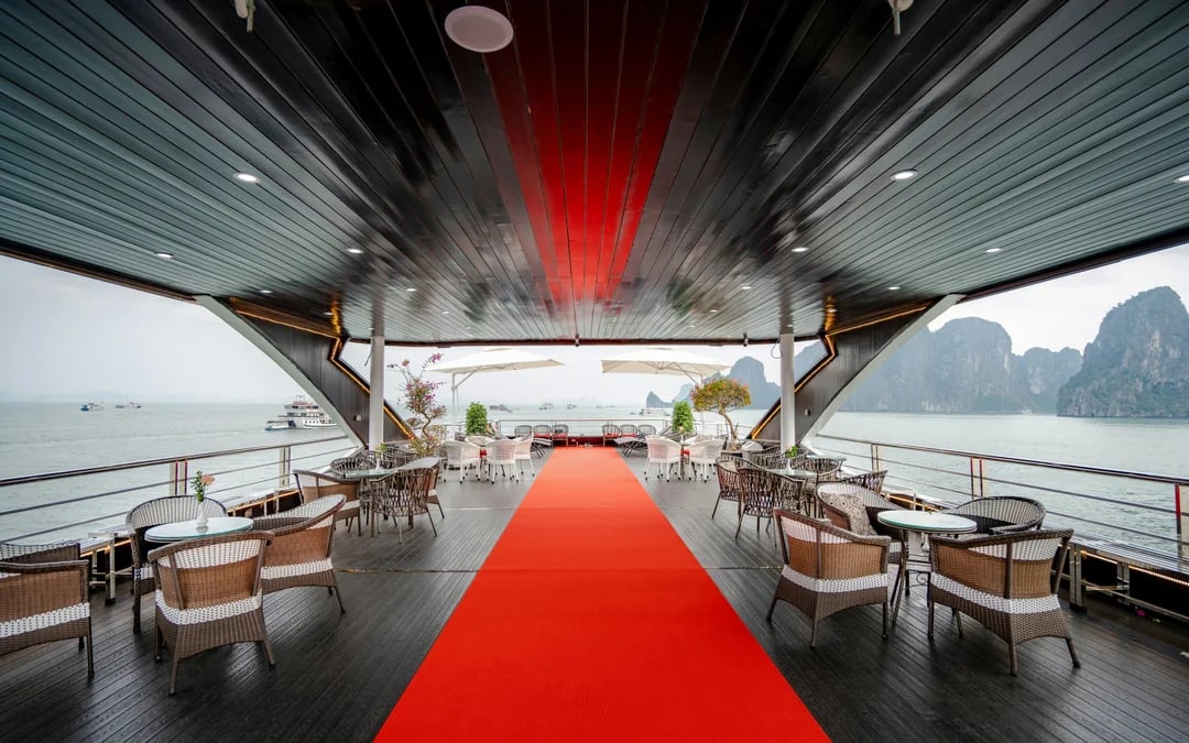 Ha Long Bay: 4-Star Day Cruise with Sundeck and Buffet Lunch Image 10