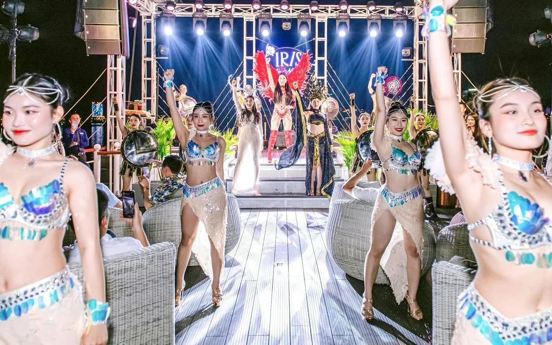 Ha Long Bay: 5-Star Day Cruise with Fine Dining, Live Band & Jacuzzi Image 12