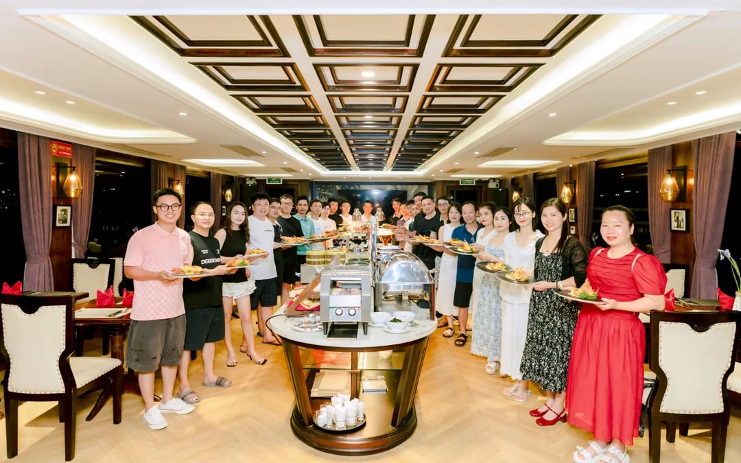 Ha Long Bay: 5-Star Day Cruise with Fine Dining, Live Band & Jacuzzi Image 5
