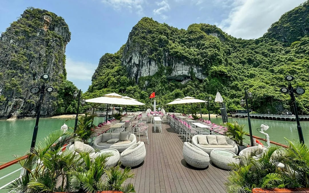 Ha Long Bay: 5-Star Day Cruise with Fine Dining, Live Band & Jacuzzi Image 7