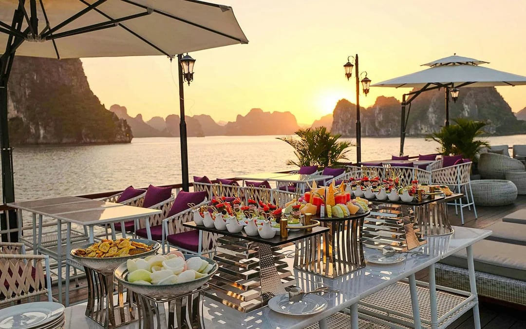 Ha Long Bay: 5-Star Day Cruise with Fine Dining, Live Band & Jacuzzi Image 8