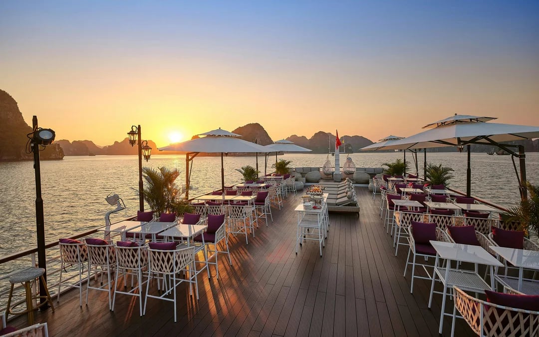 Ha Long Bay: 5-Star Day Cruise with Fine Dining, Live Band & Jacuzzi Image 9