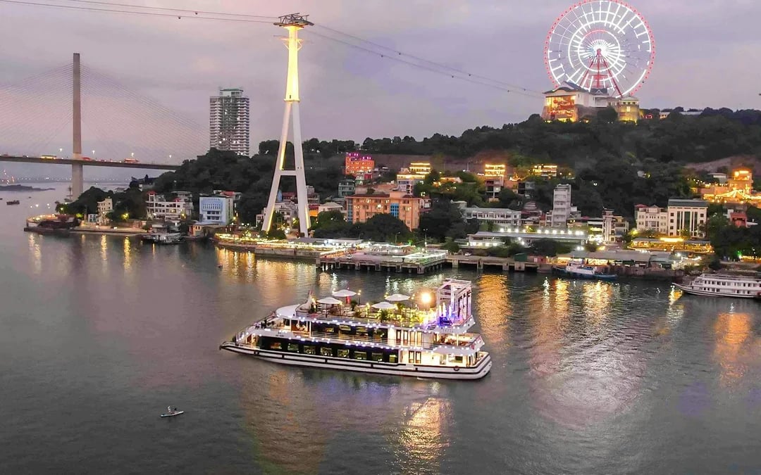 Ha Long Bay: 5-Star Day Cruise with Fine Dining, Live Band & Jacuzzi Image 10