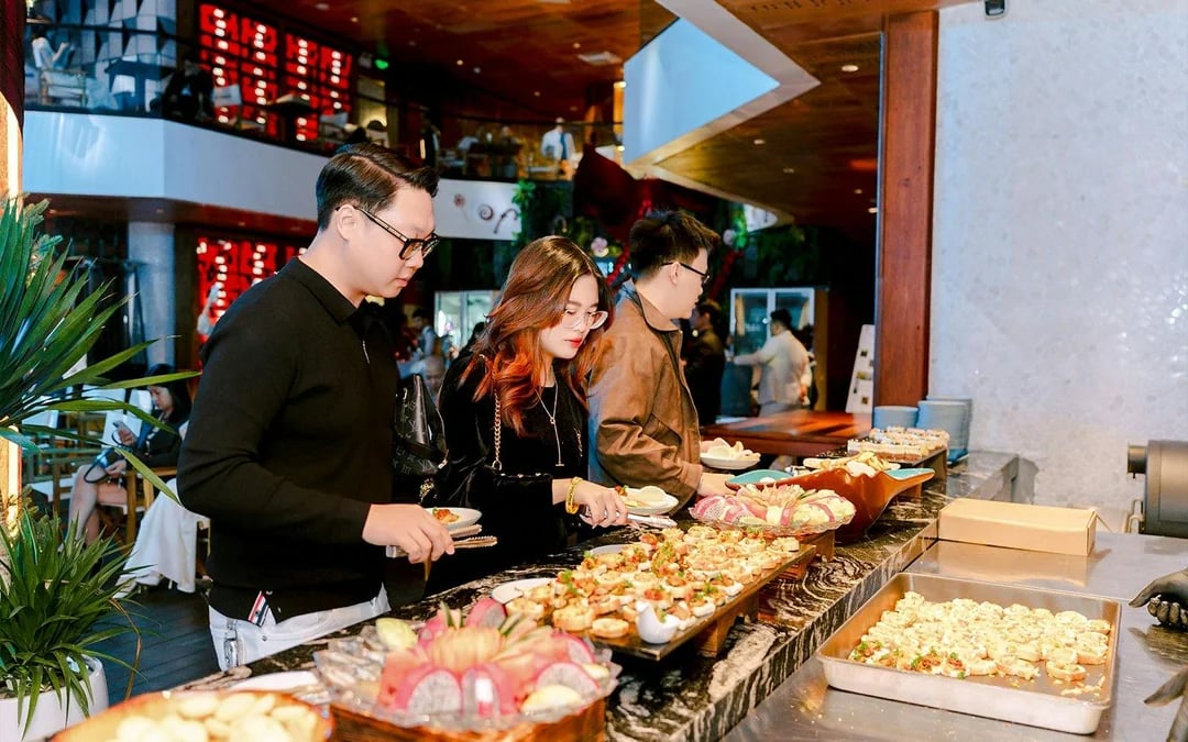 Ha Long Bay: 6-Star Day Cruise on a 4-Deck Entertainment Yacht & Gourmet Dining Image 3