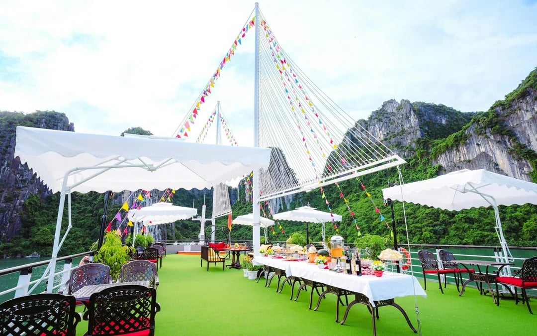 Ha Long Bay: Day Cruise with Indian Lunch & Transfers Image 12