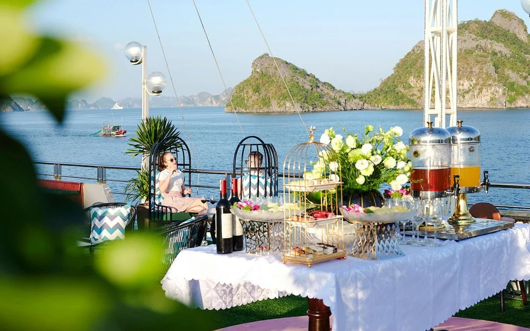 Ha Long Bay Premium Boutique Cruise with Rooftop Jacuzzi Yacht & Lively Onboard Experiences Image 11