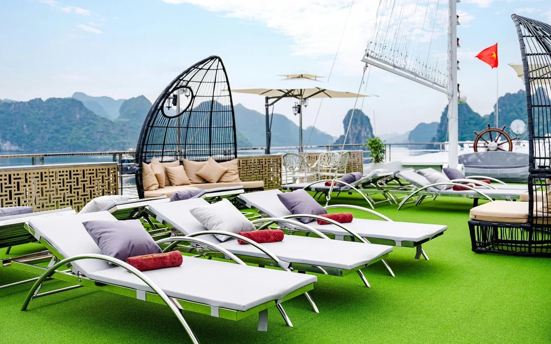 Ha Long Bay Premium Boutique Cruise with Rooftop Jacuzzi Yacht & Lively Onboard Experiences Image 12