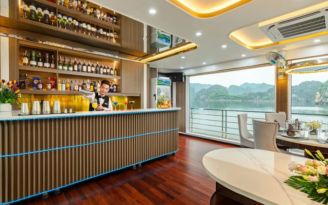 Ha Long Bay Premium Boutique Cruise with Rooftop Jacuzzi Yacht & Lively Onboard Experiences Image 9