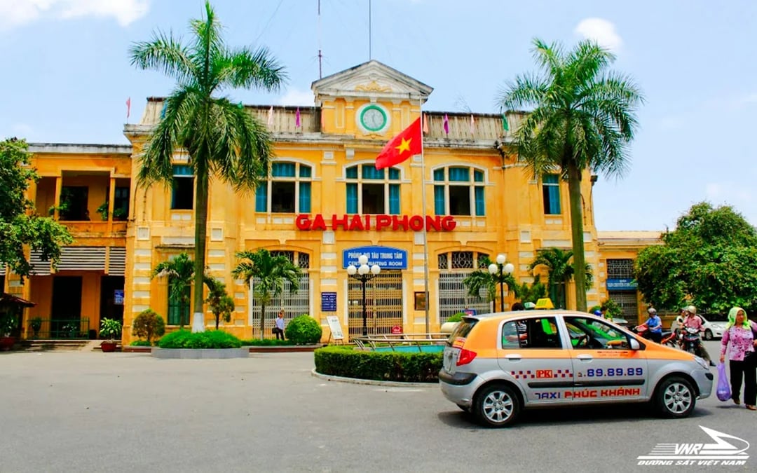 Hai Phong City Tour with Round-Trip Train, Market Tour and Local Meals Image 1