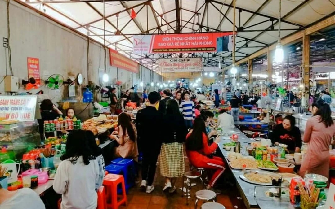Hai Phong City Tour with Round-Trip Train, Market Tour and Local Meals Image 3