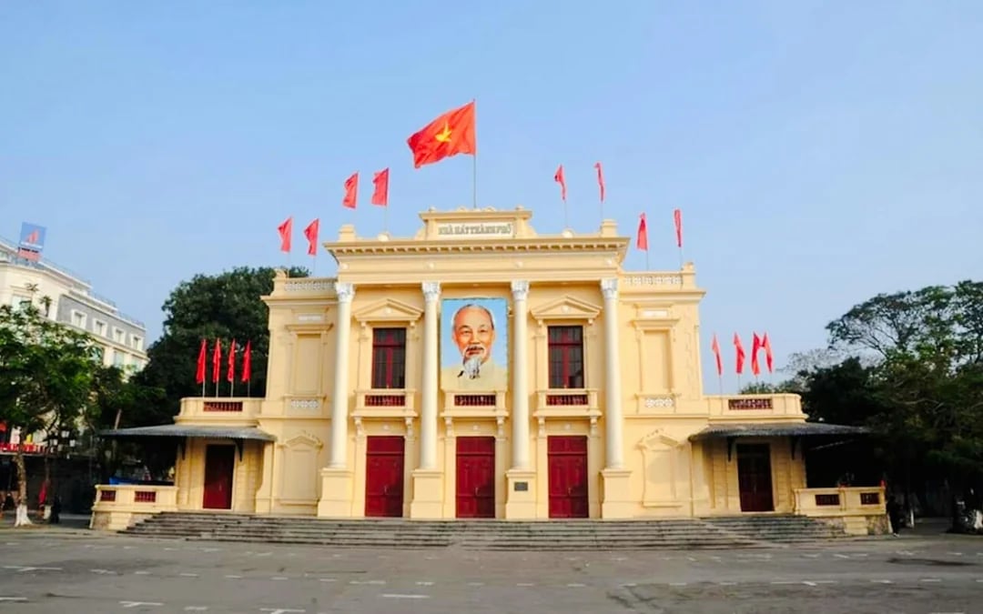 Hai Phong City Tour with Round-Trip Train, Market Tour and Local Meals Image 4