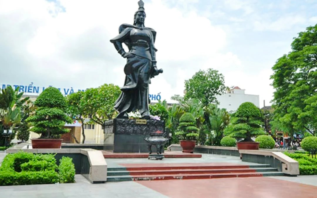 Hai Phong City Tour with Round-Trip Train, Market Tour and Local Meals Image 7