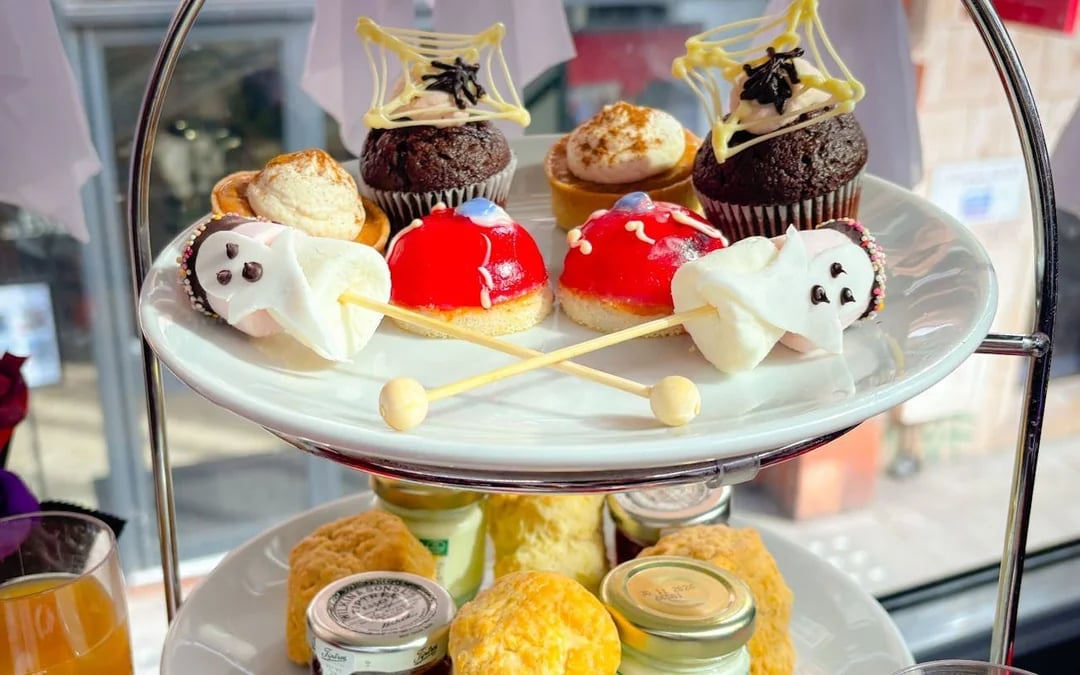 Halloween Afternoon Tea Bus Tour with Live Guide and Panoramic London Landmarks Image 2