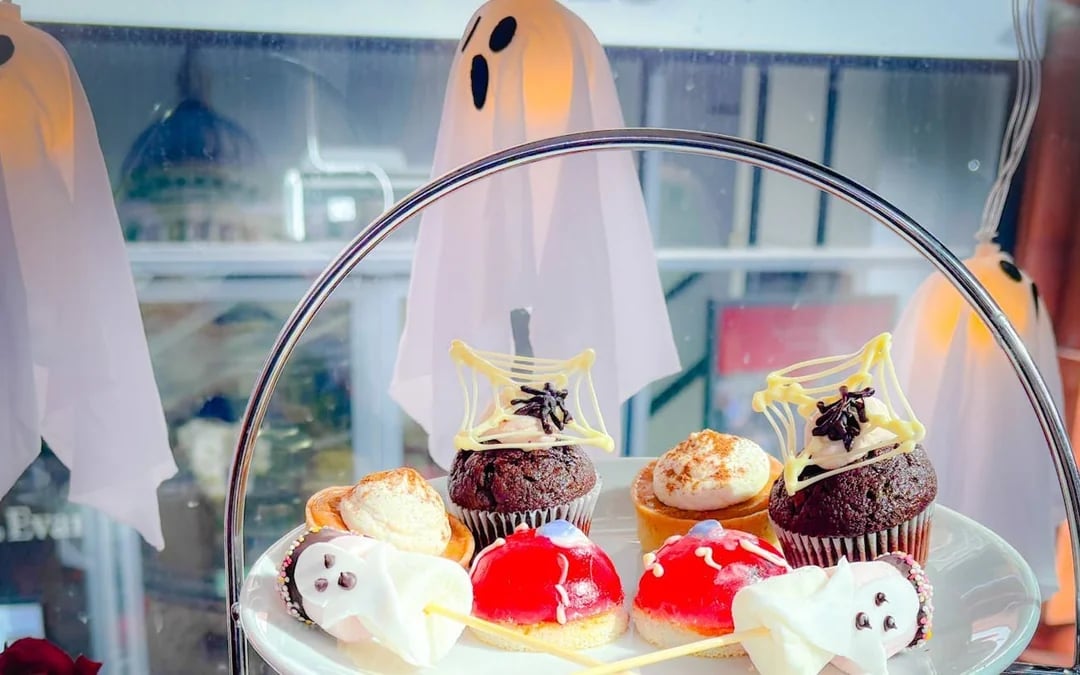 Halloween Afternoon Tea Bus Tour with Live Guide and Panoramic London Landmarks Image 5