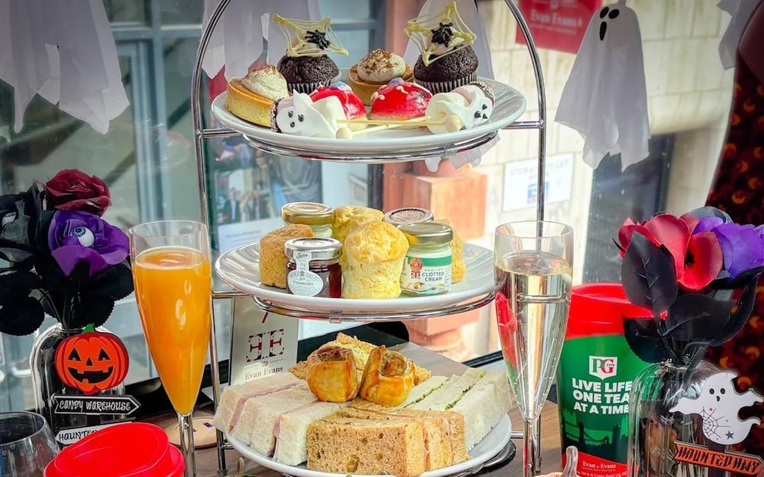 Halloween Afternoon Tea Bus Tour with Live Guide and Panoramic London Landmarks Image 7