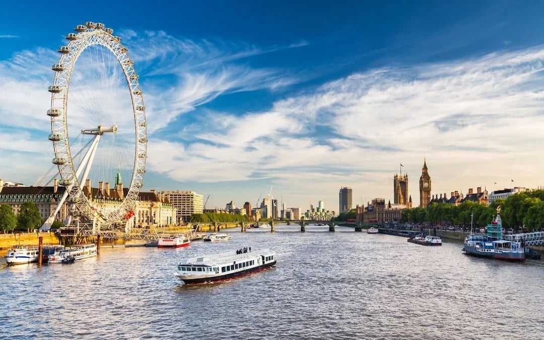 Halloween Afternoon Tea Bus Tour with Live Guide and Panoramic London Landmarks Image 9