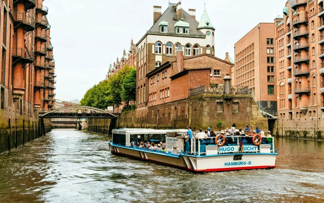 Hamburg 2-Hour Sightseeing Cruise with Audio Guide Image 5