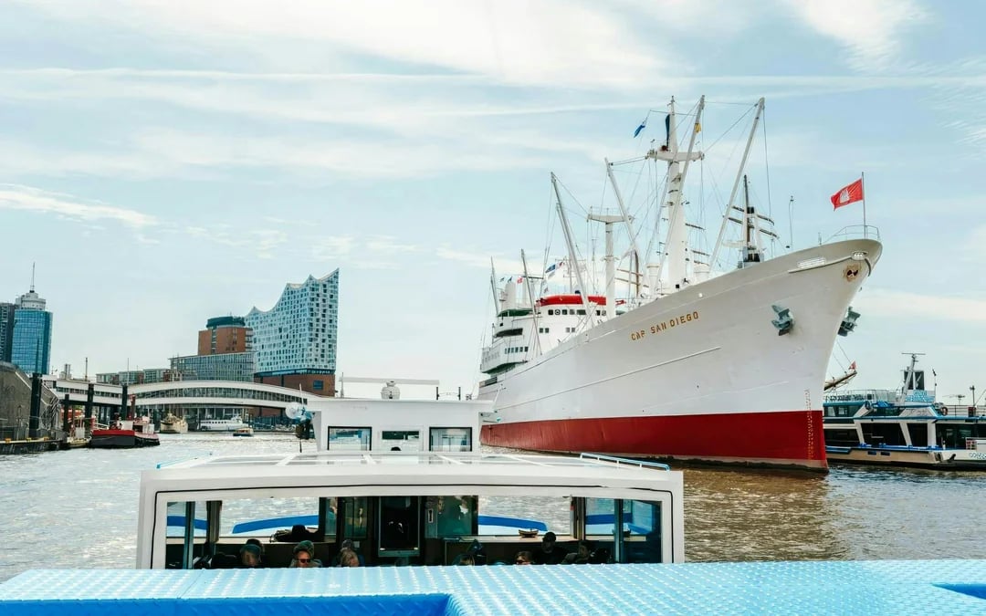 Hamburg 2-Hour Sightseeing Cruise with Audio Guide Image 6