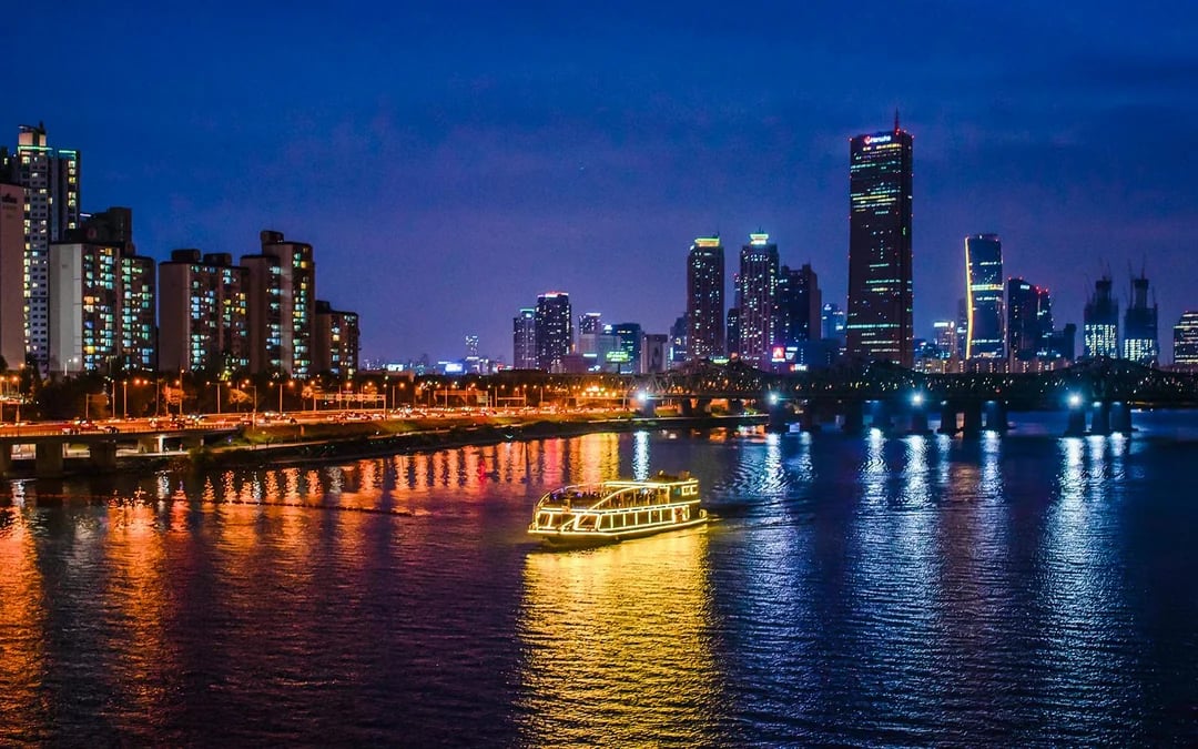 Han River Sightseeing Cruise by Eland Cruise Image 1