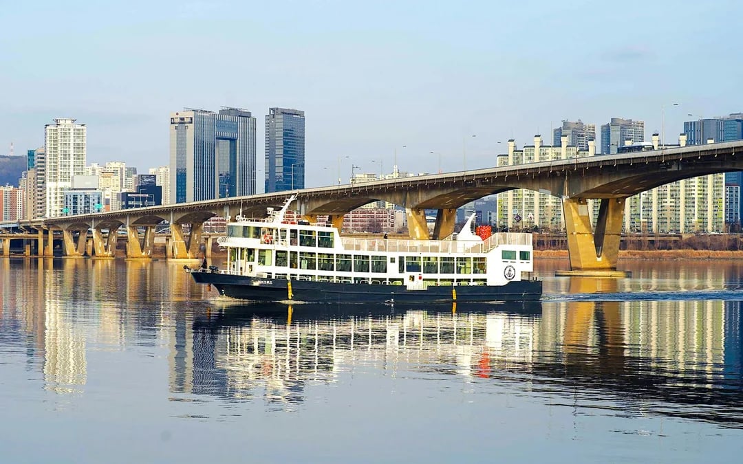 Han River Sightseeing Cruise by Eland Cruise Image 12