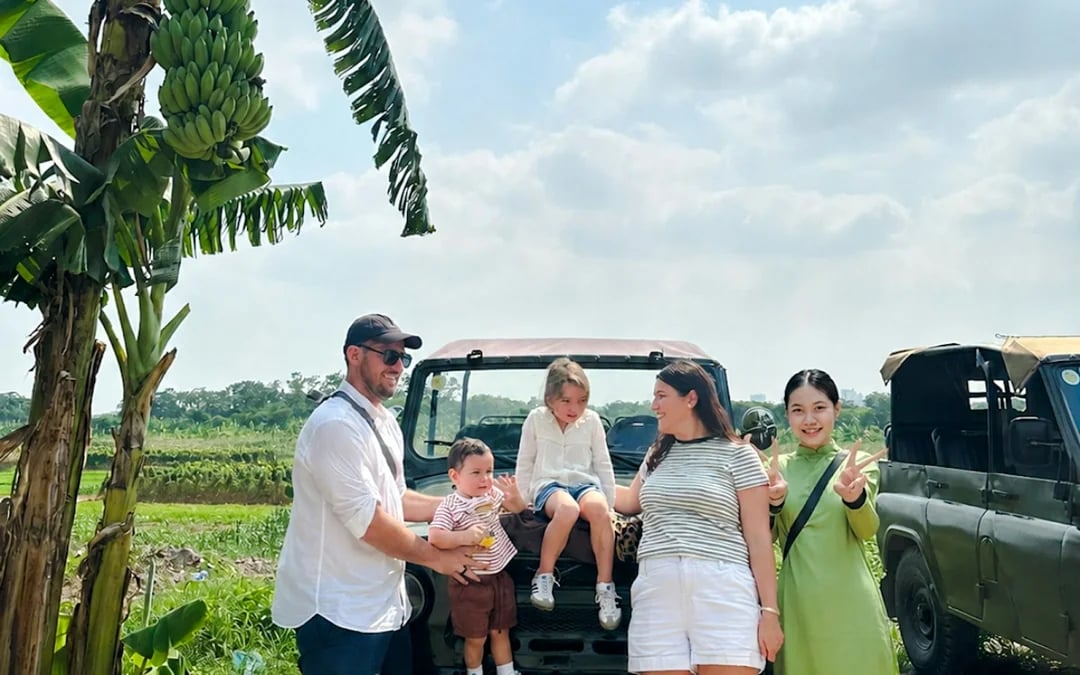 Hanoi Guided Jeep City Tour with Train Street, French Quarter and Red River Communities Image 5