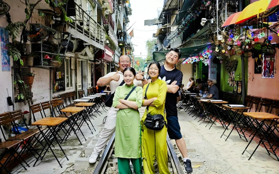 Hanoi Guided Jeep City Tour with Train Street, French Quarter and Red River Communities Image 6