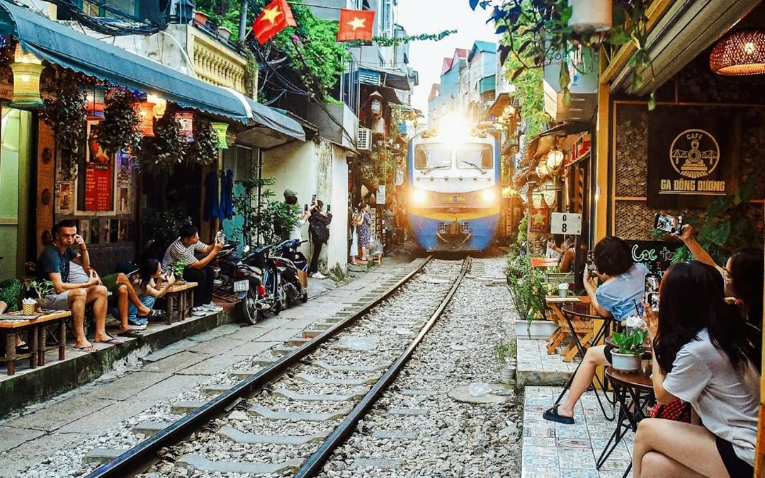 Hanoi Vietnamese Coffee Workshop with Train Street Visit Image 6