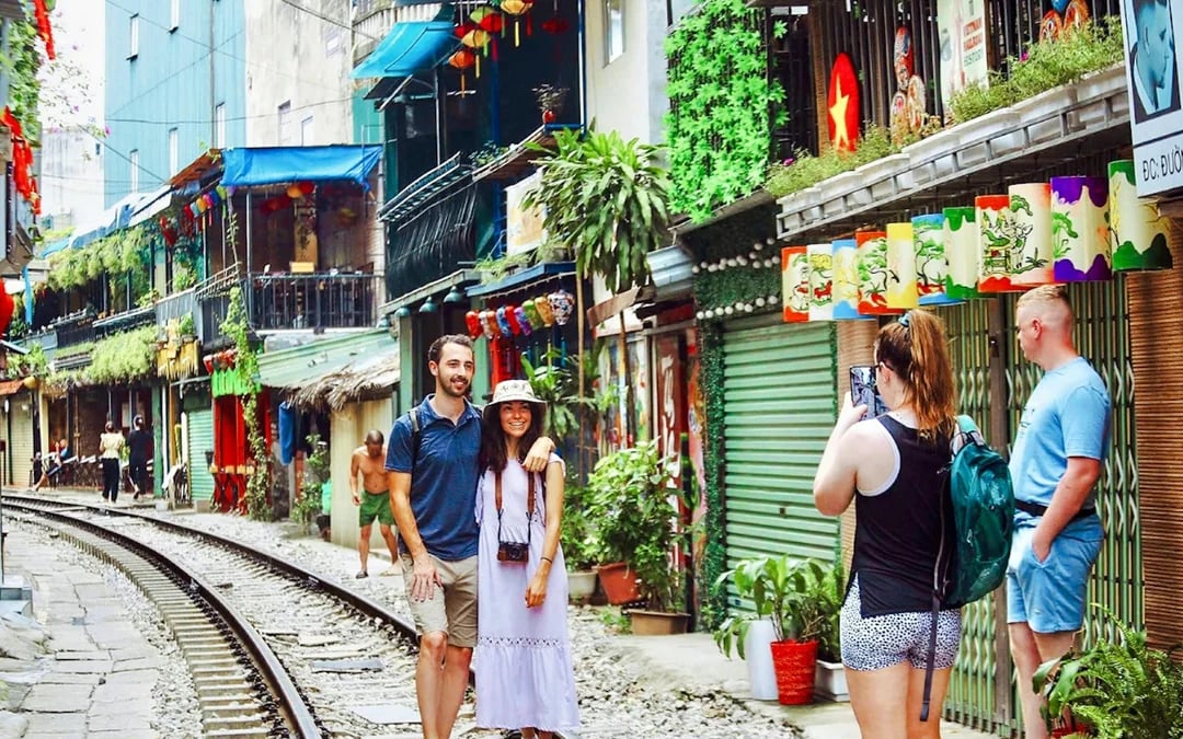 Hanoi Vietnamese Coffee Workshop with Train Street Visit Image 8