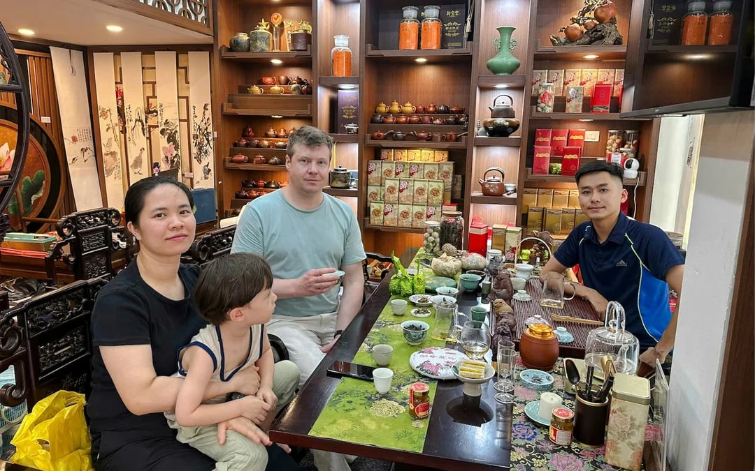 Hanoi: Vietnamese Tea Tasting & Brewing Class with Train Street Viewing Image 2