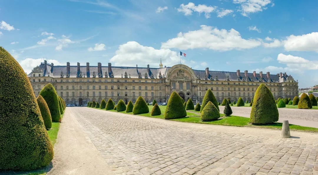 Historical Walking Tour with Skip-the-line Entry to Invalides Image 9