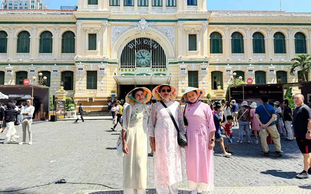 Ho Chi Minh City Ao Dai Try-On Photoshoot Experience Image 4
