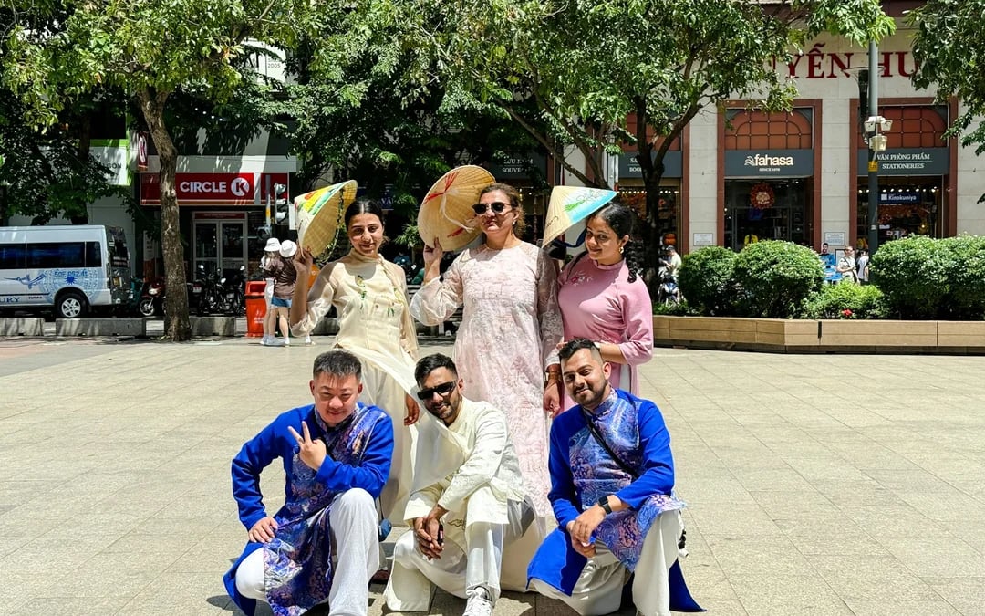 Ho Chi Minh City Ao Dai Try-On Photoshoot Experience Image 5