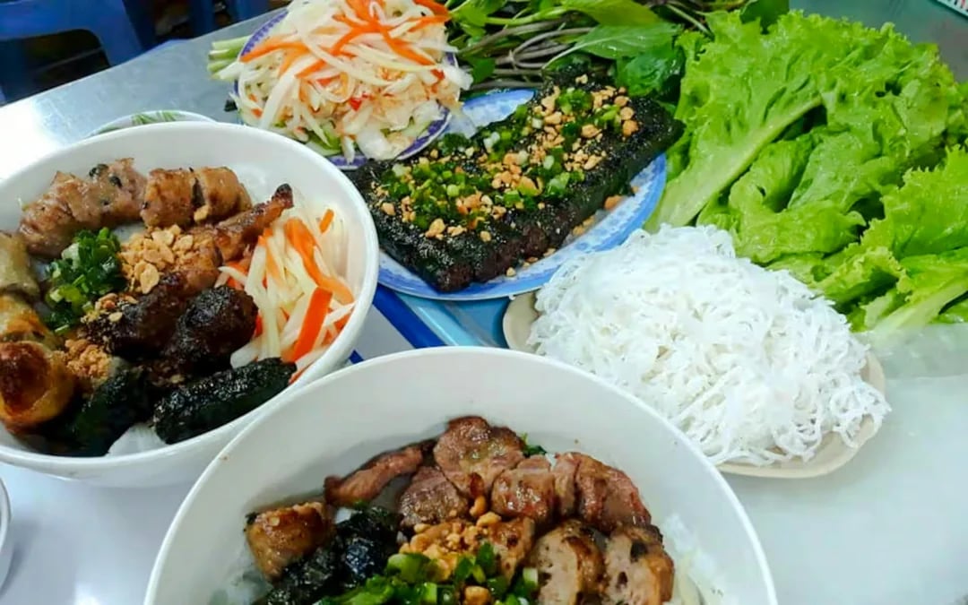Ho Chi Minh City Food Tour at Michelin-Guide Restaurants with Live Music Image 3