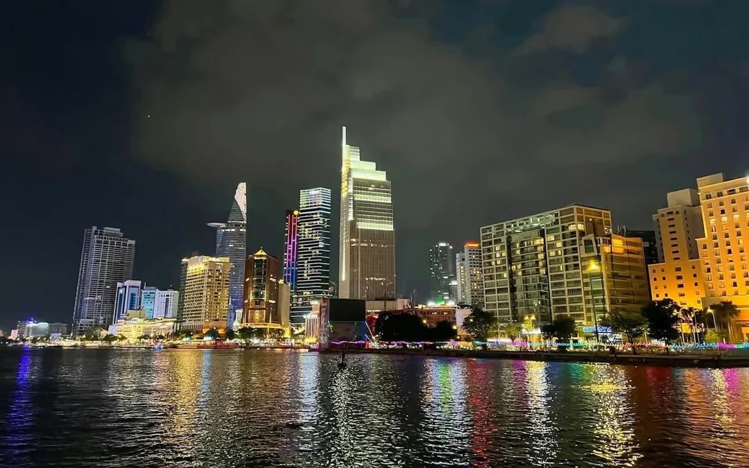 Ho Chi Minh City: Saigon River Mini Yacht Cruise With Afternoon Tea or Dinner Image 2