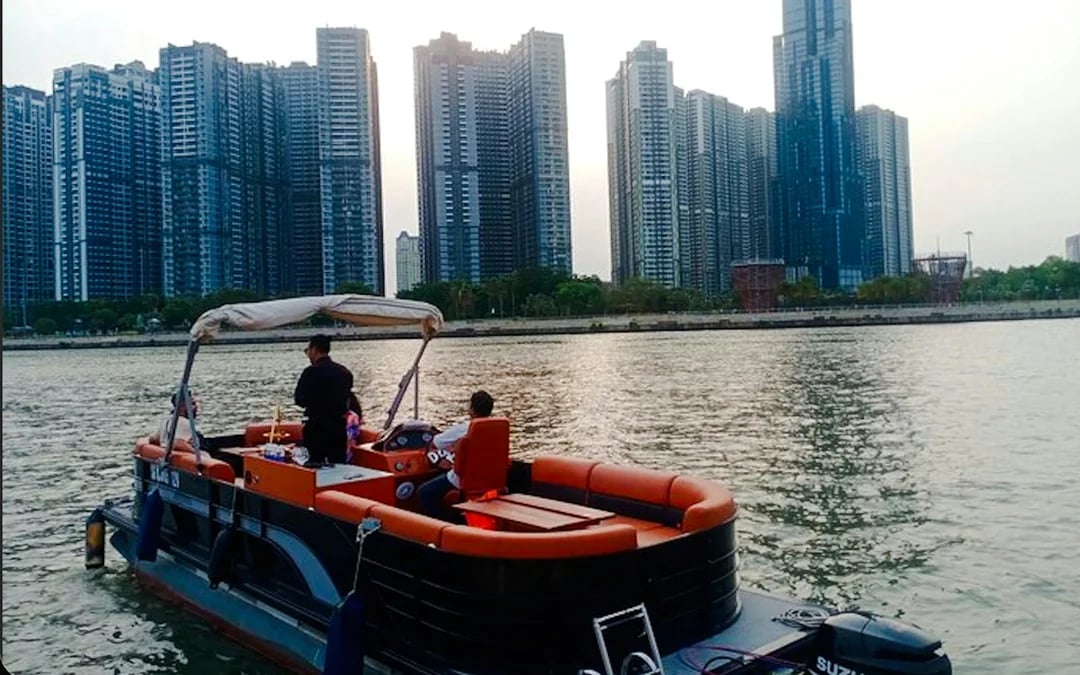 Ho Chi Minh City: Saigon River Mini Yacht Cruise With Afternoon Tea or Dinner Image 4