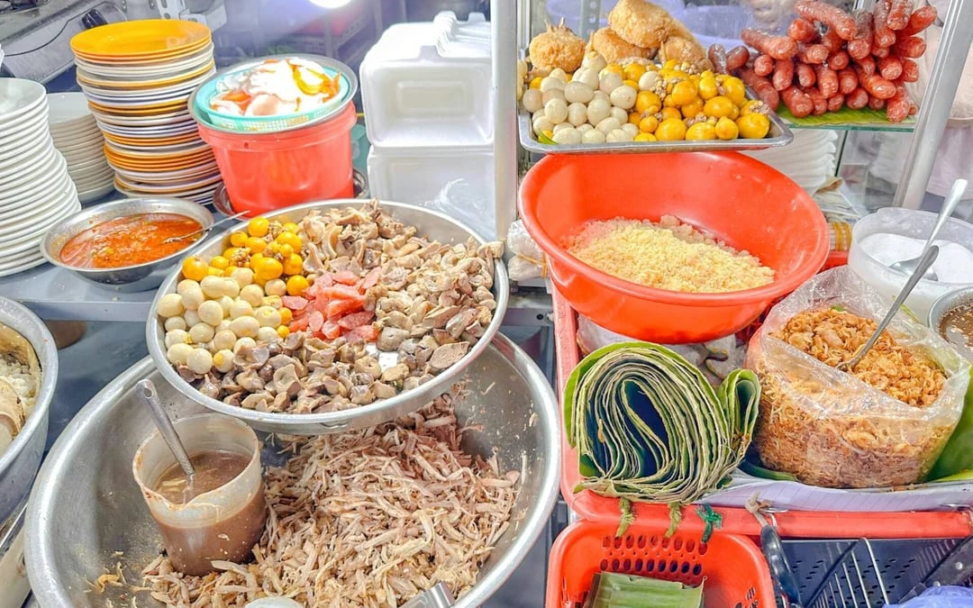 Ho Chi Minh City Small-Group Michelin-Selected Street Food Walking Tour Image 2