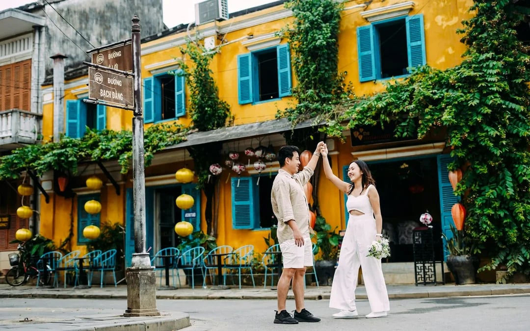 Hoi An Ancient Town Private Photoshoot and Guided Walking Tour Image 1
