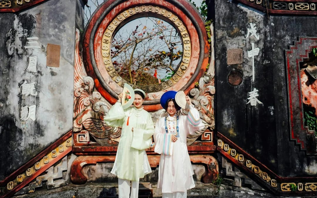 Hoi An Ancient Town Private Photoshoot and Guided Walking Tour Image 4