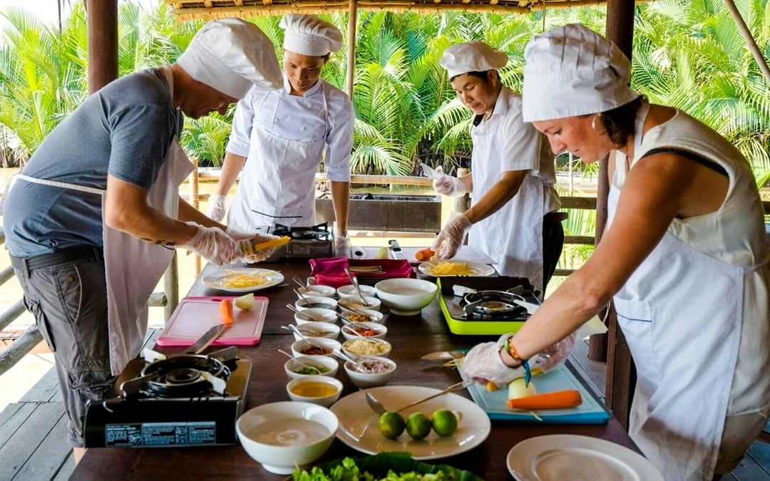 Hoi An Cooking Class with Local Market Tour at Tra Que Vegetable Village Image 3