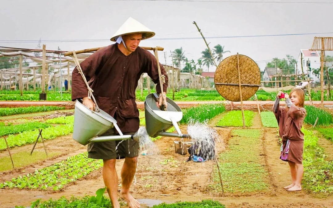 Hoi An Countryside Bicycle Tour with Tra Que Vegetable Village Farming Experience and Lunch Image 8