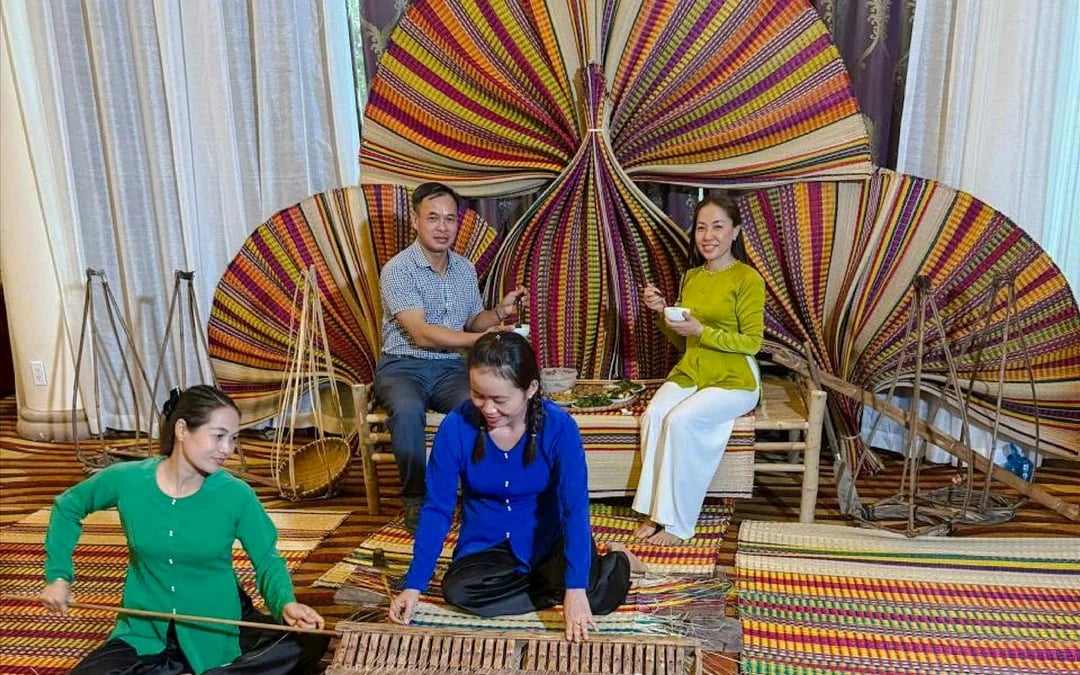 Hoi An Private Tra Nhieu Village Cycling Tour with Basket Boat Ride, Noodle-Making and Lunch Image 2