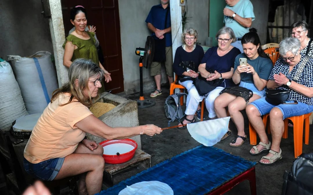Hoi An Private Tra Nhieu Village Cycling Tour with Basket Boat Ride, Noodle-Making and Lunch Image 11