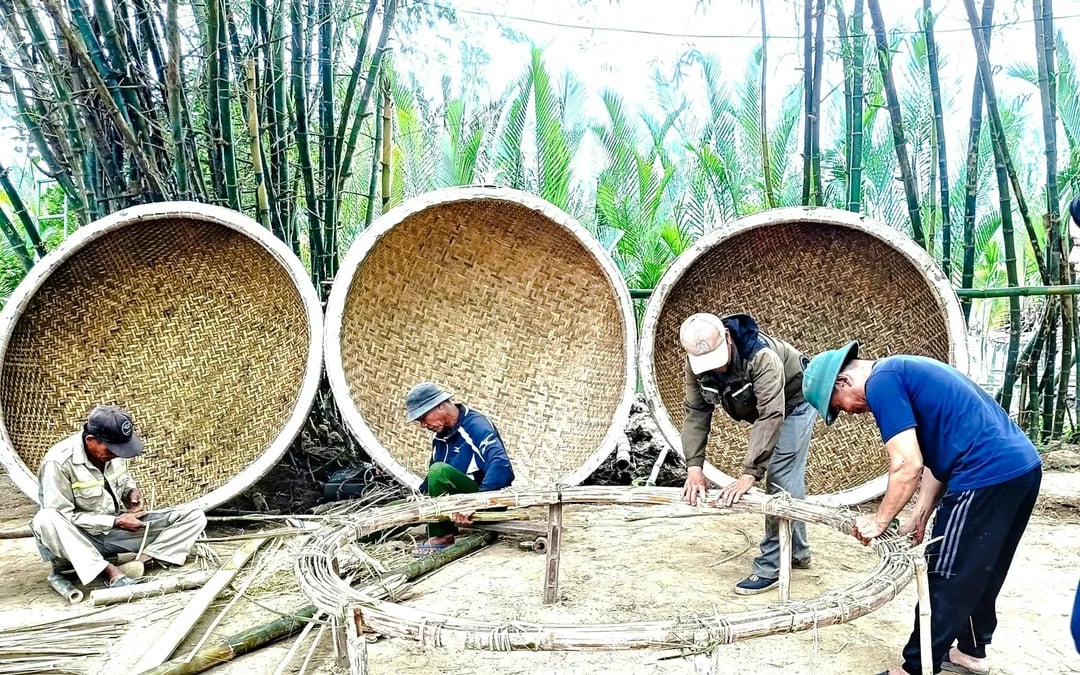 Hoi An Private Tra Nhieu Village Cycling Tour with Basket Boat Ride, Noodle-Making and Lunch Image 3