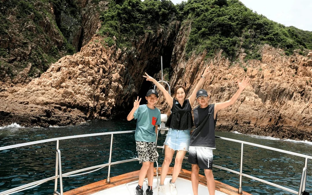Hong Kong Sai Kung Island-Hopping Yacht Cruise to Yim Tin Tsai With Hakka Snack Tasting Image 4