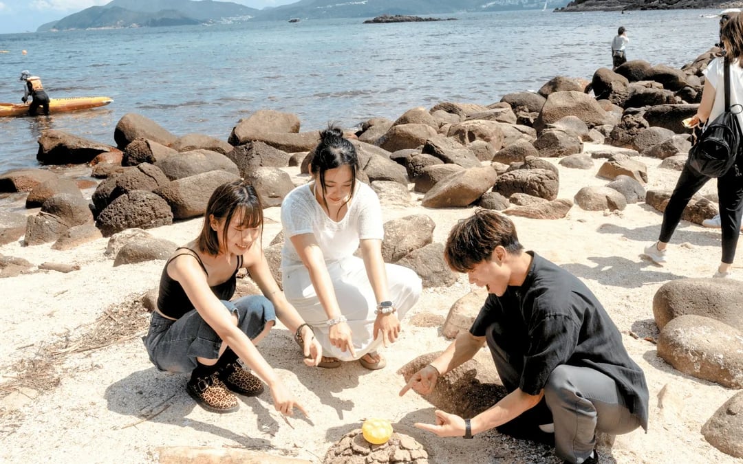 Hong Kong Sai Kung Island-Hopping Yacht Cruise to Yim Tin Tsai With Hakka Snack Tasting Image 6