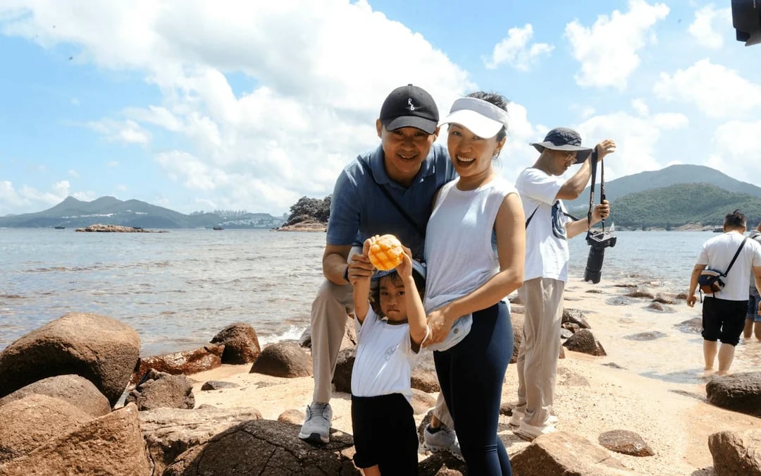 Hong Kong Sai Kung Island-Hopping Yacht Cruise to Yim Tin Tsai With Hakka Snack Tasting Image 7