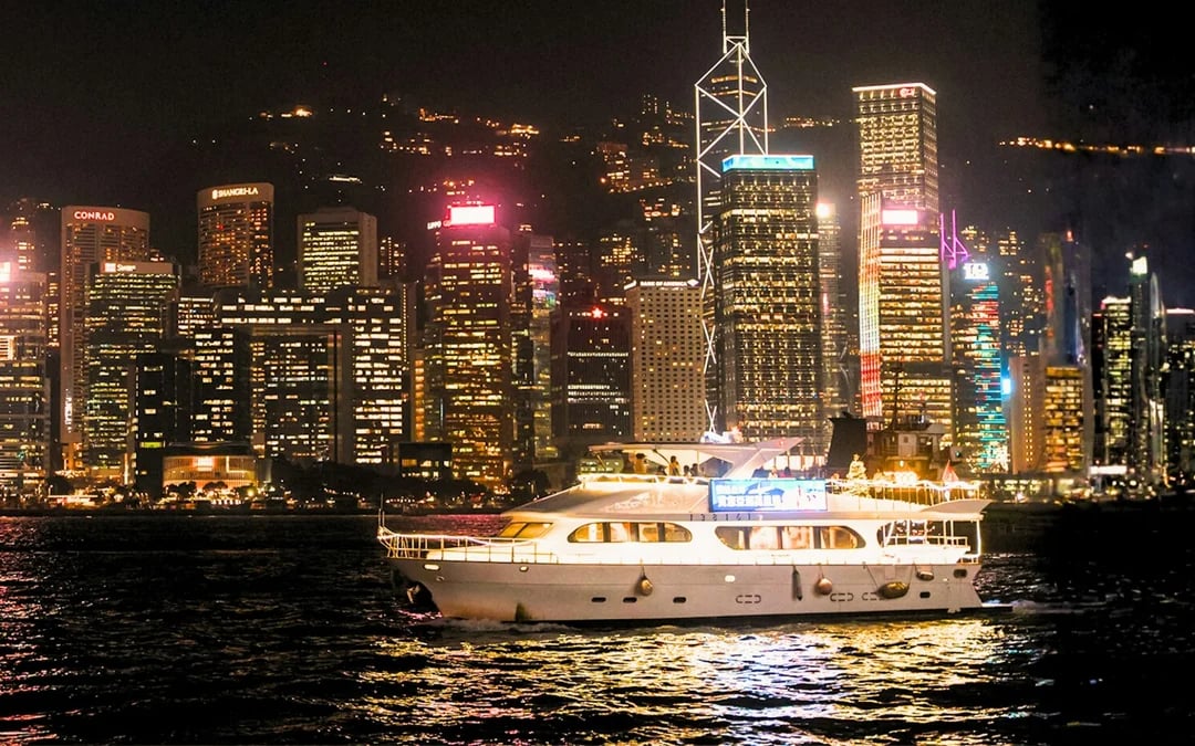 Hong Kong Victoria Harbour Evening Yacht Cruise on Dreamer with Snacks, Soft Drinks & Photos Image 2